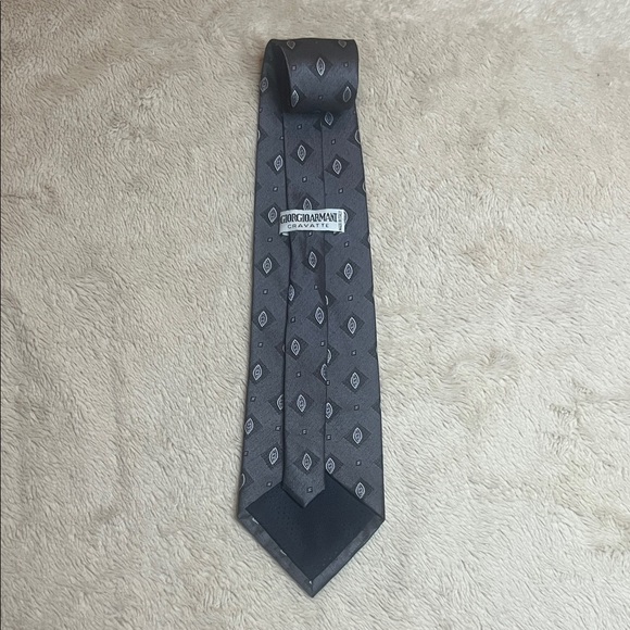 Giorgio Armani Grey Tie with Silver Diamond Pattern made in Italy - Picture 6 of 6